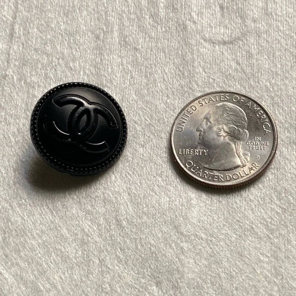 3 Chanel button - Picture 6 of 10